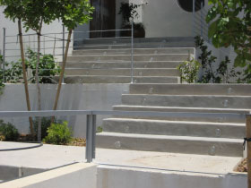  מדרגות חוץ בומנייט יצוקות באתר